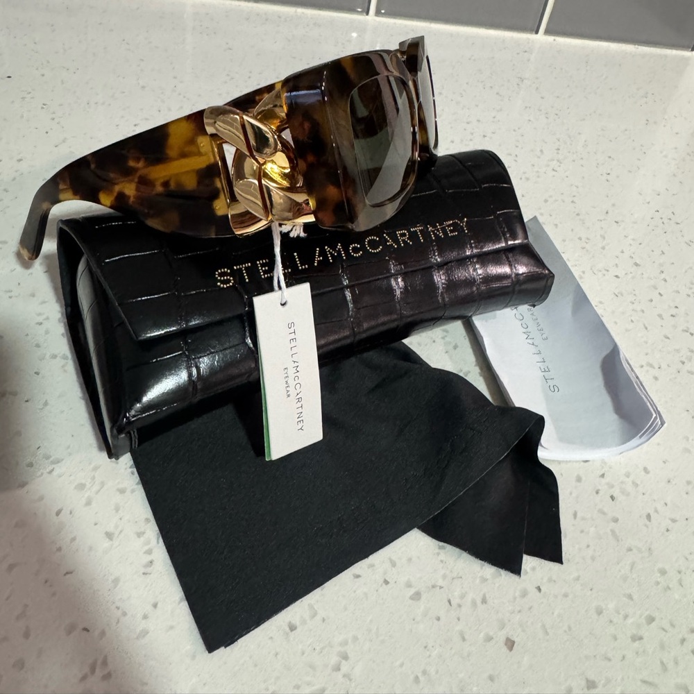 BIG SALE🫶Stella McCartney Tortoise Sunglasses with Gold Detail - Picture 13 of 16